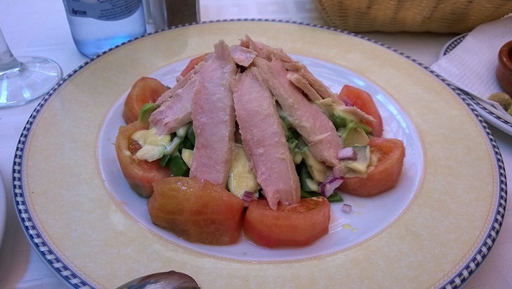 tun-tomat-advokado-salat